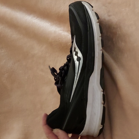 Saucony mens 8, black running shoes - Picture 2 of 4